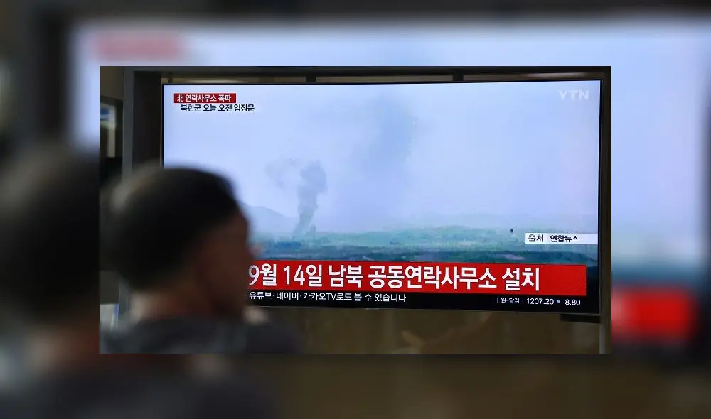 People watch a television news screen showing an explosion of an inter-Korean liaison office in North Korea's Kaesong Industrial Complex, at a railway station in Seoul on June 16, 2020. - North Korea blew up an inter-Korean liaison office on its side of the border on June 16, the South's Unification ministry said, after days of increasingly virulent rhetoric from Pyongyang. (Photo by Jung Yeon-je / AFP) People watch a television news screen showing an explosion of an inter-Korean liaison office in North Korea's Kaesong Industrial Complex, at a railway station in Seoul on June 16, 2020. - North Korea blew up an inter-Korean liaison office on its side of the border on June 16, the South's Unification ministry said, after days of increasingly virulent rhetoric from Pyongyang. (Photo by Jung Yeon-je / AFP)