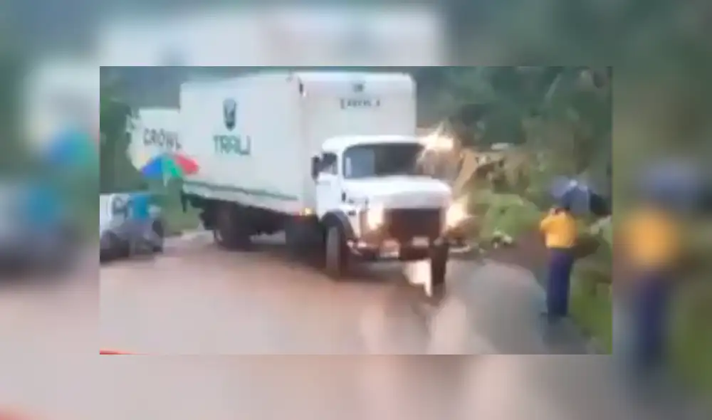 Facebook viral: enorme camión está por volcarse y hombre lo detiene con paraguas [VIDEO]