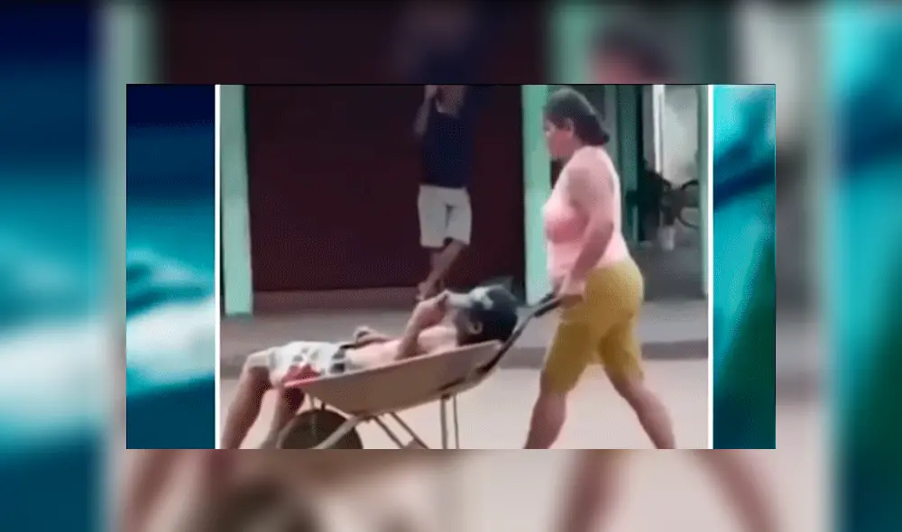 Facebook viral: Critican a ebrio que es llevado por su esposa en carretilla a su casa [VIDEO]