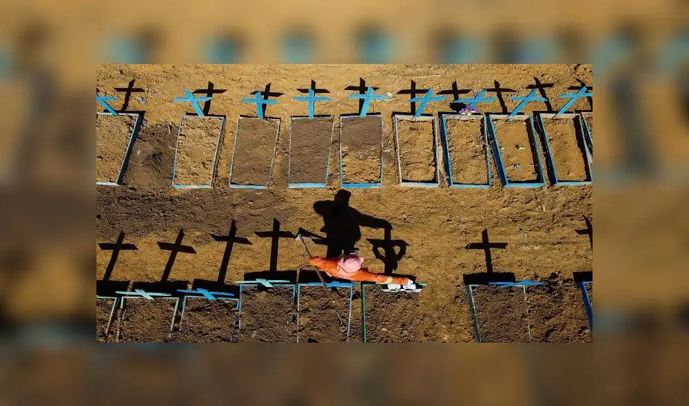 (FILES) This file photograph taken on June 2, 2020, shows an aerial view of a gravedigger standing at the Nossa Senhora Aparecida cemetery where COVID-19 victims are buried daily, in the neighbourhood of Taruma, in Manaus, Brazil, during the novel coronavirus (Covid-19) pandemic. - The coronavirus has upended everyday life in the six months since the crisis was declared a pandemic by the World Health Organization (WHO). While our understanding of the new respiratory disease has steadily increased since it was first detected in China last year, what lies ahead over the next half-year remains unknown. (Photo by Michael DANTAS / AFP) (FILES) This file photograph taken on June 2, 2020, shows an aerial view of a gravedigger standing at the Nossa Senhora Aparecida cemetery where COVID-19 victims are buried daily, in the neighbourhood of Taruma, in Manaus, Brazil, during the novel coronavirus (Covid-19) pandemic. - The coronavirus has upended everyday life in the six months since the crisis was declared a pandemic by the World Health Organization (WHO). While our understanding of the new respiratory disease has steadily increased since it was first detected in China last year, what lies ahead over the next half-year remains unknown. (Photo by Michael DANTAS / AFP)
