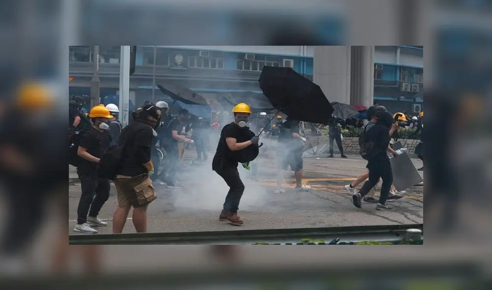 Manifestantes devuelven granadas de gas lacrimógeno lanzadas por la policía durante un enfrentamiento en el distrito de Yuen Long, Hong Kong. Foto:_ AP Manifestantes devuelven granadas de gas lacrimógeno lanzadas por la policía durante un enfrentamiento en el distrito de Yuen Long, Hong Kong. Foto:_ AP