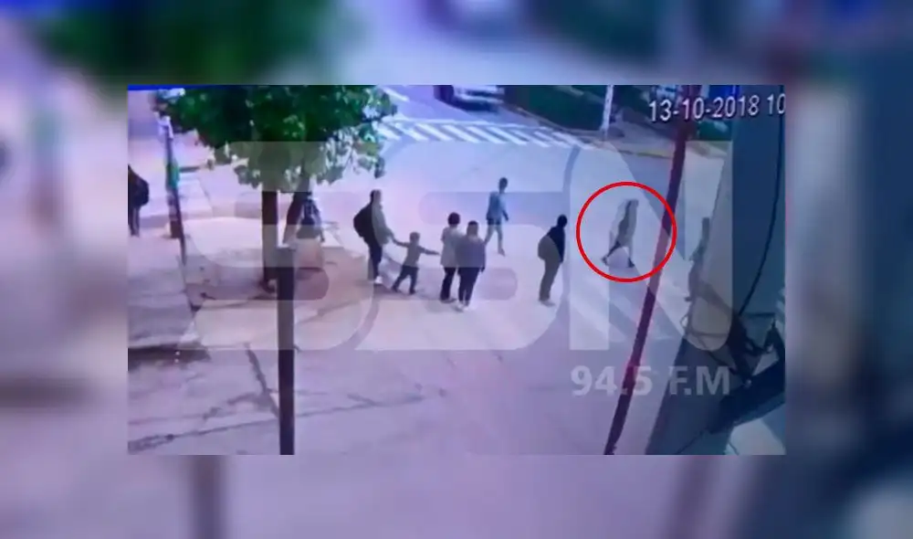 Mujer es atropellada en Cusco al intentar ganarle a un camión [VIDEO] 