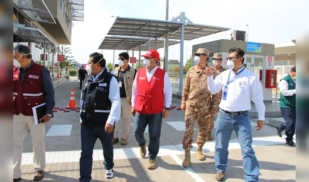 Ministro Jorge Montenegro informó que facilitaron buses para el traslado de 100 compatriotas que habían quedado varados en su retorno al país. Foto: Minagri.