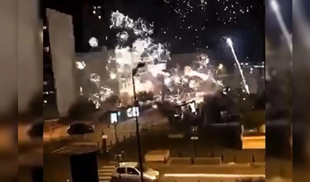 A market trader shows different currency notes in Caracas on March 10, 2019, during the third day of a massive power outage which has left Venezuelans without communications, electricity and water. - The unprecedented power outage already left 15 patients dead and threatens to extend indefinitely, increasing distress for the severe political and economic crisis hitting the oil-rich South American nation. (Photo by Cristian Hernandez / AFP)
