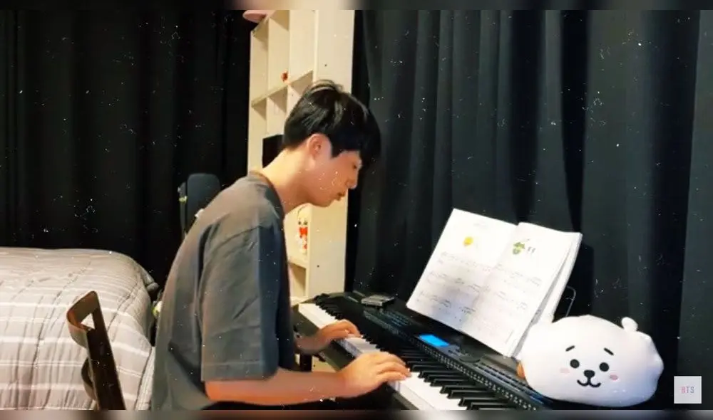 Desliza para ver más fotos de Jin de BTS en YouTube.