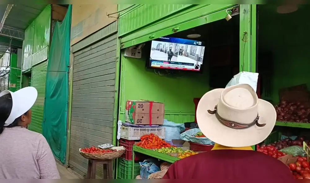 Tacna. los comerciantes siguieron en vivo todas las incidencias en el Congreso. Foto Liz Ferrer URPI -LR Tacna. los comerciantes siguieron en vivo todas las incidencias en el Congreso. Foto Liz Ferrer URPI -LR