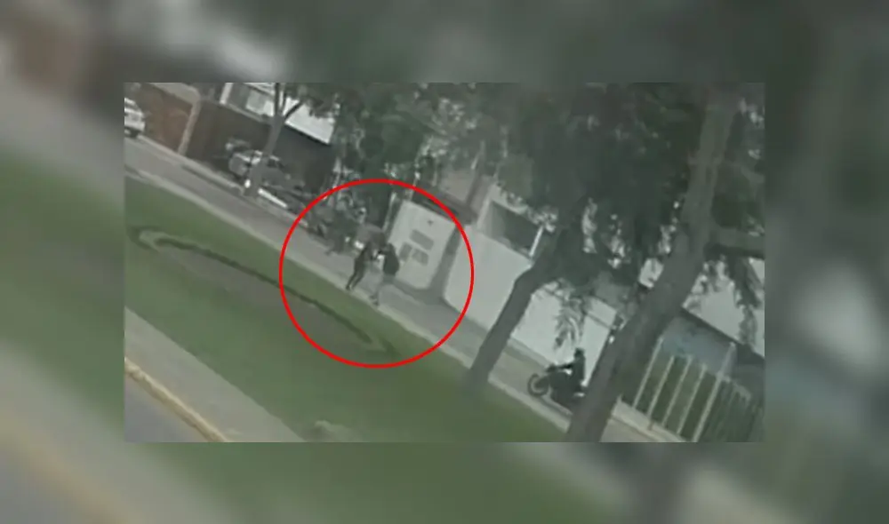 Mujer fue atacada a la altura del pasaje Huaroc a plena luz del día. (Foto: Captura de video / Latina Noticias)