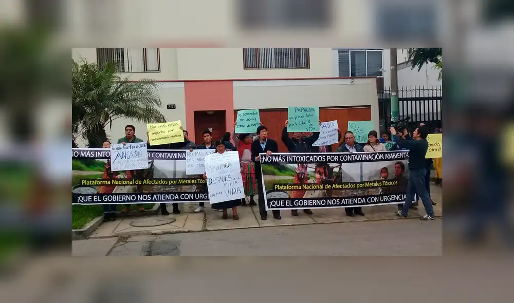 Afectados por metales tóxicos en distintas regiones del Perú protestan frente al Minem Afectados por metales tóxicos en distintas regiones del Perú protestan frente al Minem