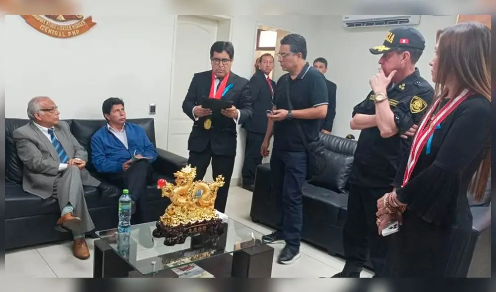 Pedro Castillo durante su detención acompañado de Aníbal Torres. Foto: AFP