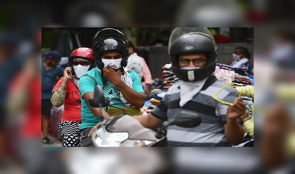Motorists wearing facemasks as a preventive measure against the spread of the Covid-19 coronavirus, ride through a market in New Delhi on August 30, 2020. - India on August 30 set a coronavirus record when it reported 78,761 new infections in 24 hours -- the world's highest single-day rise -- even as it continued to open up the economy. (Photo by Sajjad HUSSAIN / AFP) Motorists wearing facemasks as a preventive measure against the spread of the Covid-19 coronavirus, ride through a market in New Delhi on August 30, 2020. - India on August 30 set a coronavirus record when it reported 78,761 new infections in 24 hours -- the world's highest single-day rise -- even as it continued to open up the economy. (Photo by Sajjad HUSSAIN / AFP)