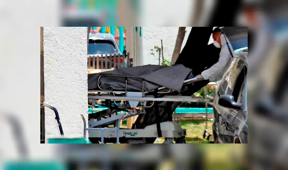 Cuerpo de Alexis N siendo retirado del Nosocomio. Foto: Jaime Lara Cuerpo de Alexis N siendo retirado del Nosocomio. Foto: Jaime Lara