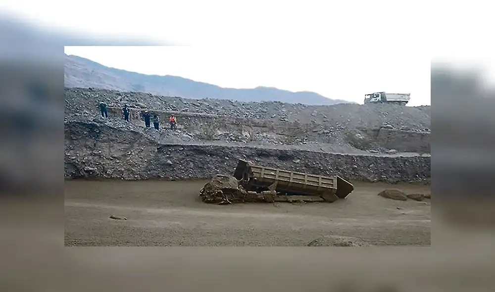 inservible. Volquete de la municipalidad de Quinistaquillas fue arrasado por aguas de quebrada.