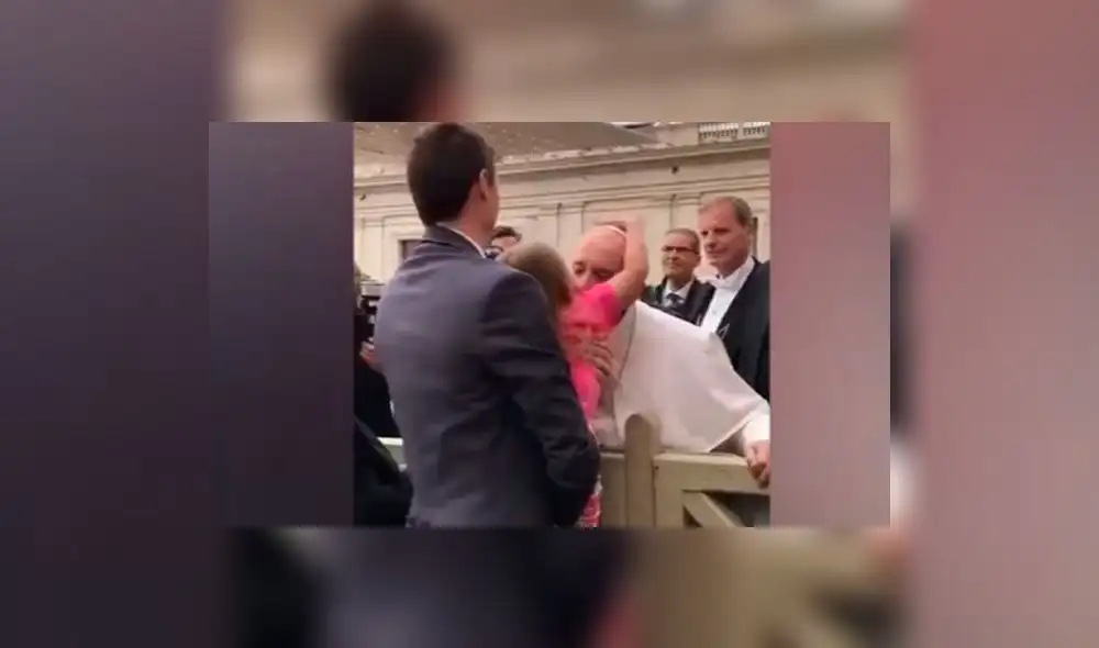 YouTube: niña saluda al papa Francisco y lo sorprende ‘robándole’ algo sagrado