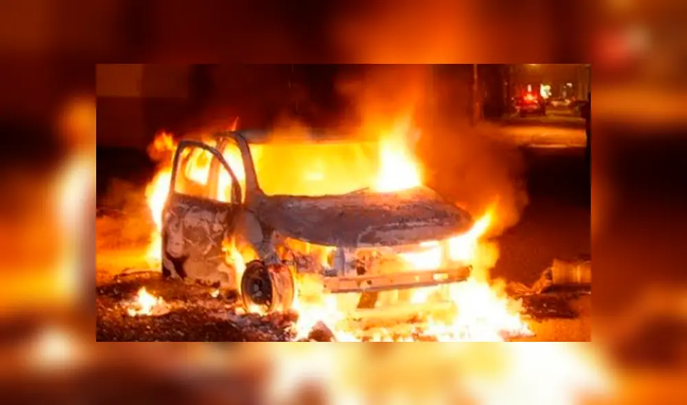 Dos mujeres fueron arrestadas presuntamente por quemar un vehículo y matar a un joven que se encontraba dentro. Foto: Difusión Dos mujeres fueron arrestadas presuntamente por quemar un vehículo y matar a un joven que se encontraba dentro. Foto: Difusión