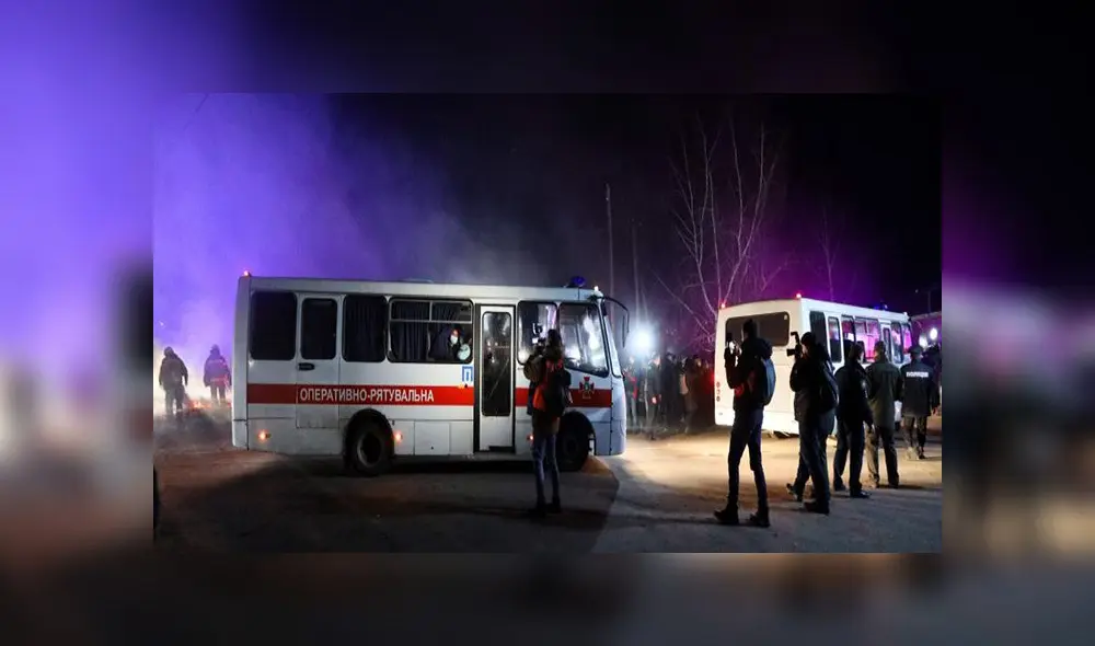 En la región de Poltava, en Ucrania, los buses que trasladaban a los latinoamericanos fueron violentados. Foto: AFP