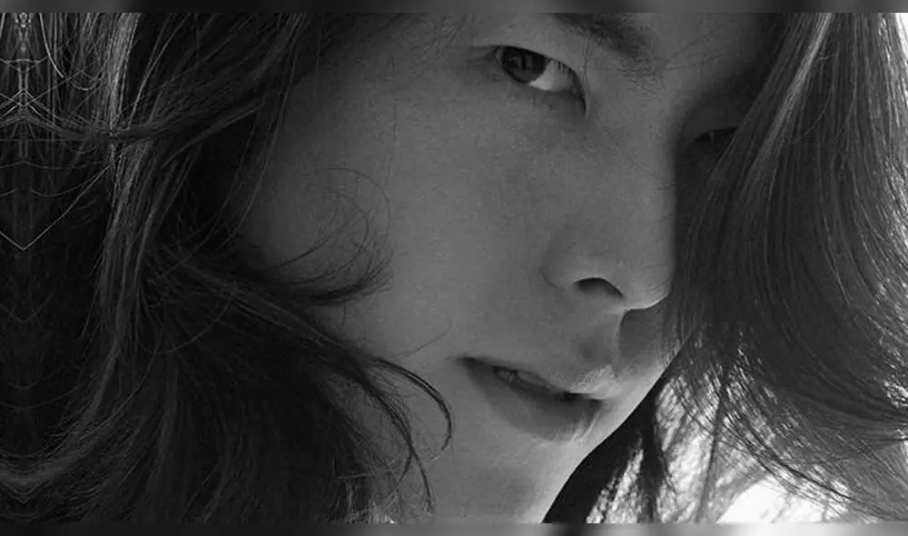 Kim Woo Bin sorprende a fanáticos con nuevas imágenes que muestran su cabello largo.