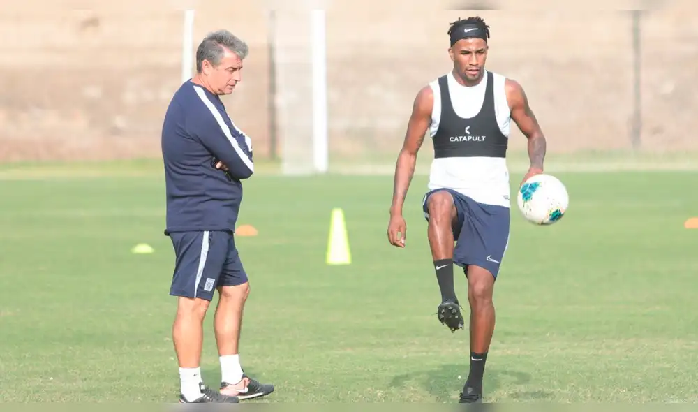 Alianza Lima: hinchas se burlan de programas de espectáculo con supuesto ampay. Alianza Lima: hinchas se burlan de programas de espectáculo con supuesto ampay.