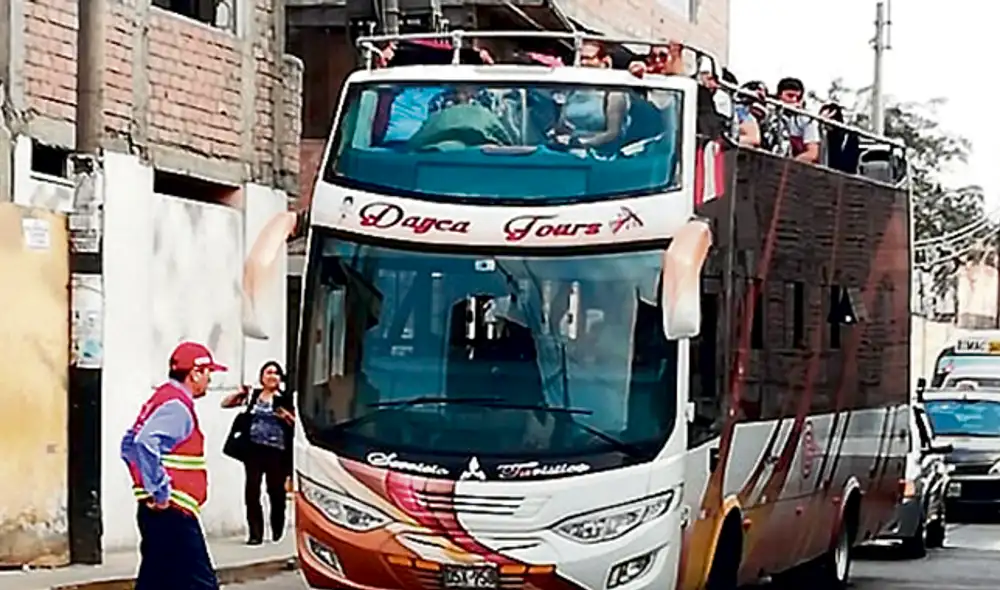 Entrada del cerro san Cristóbal. Inspectores de la ATU verifican que no haya tours.