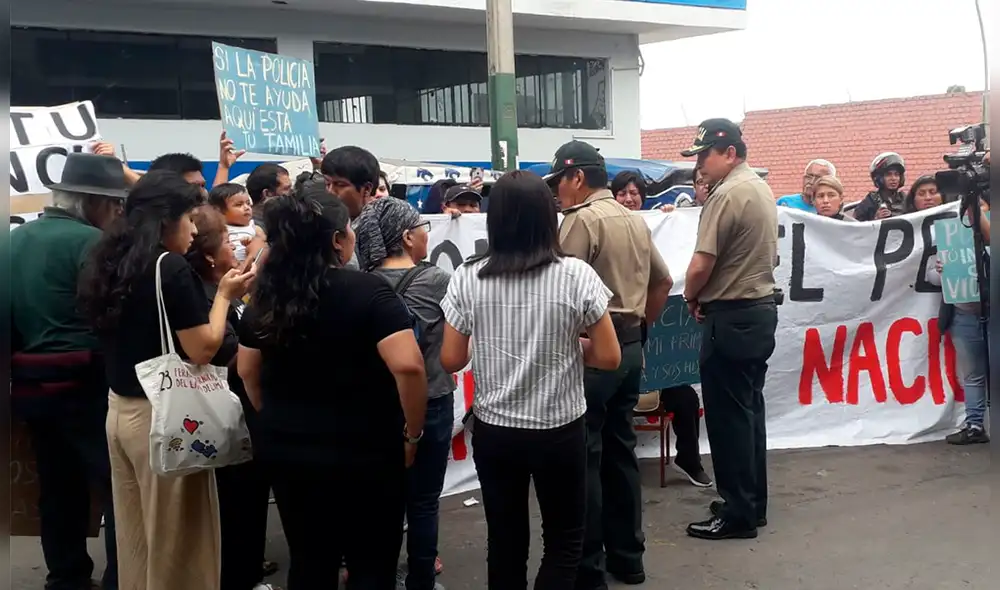 Los familiares también llevaron carteles, mientras pedían justicia. (Foto: RTV) Los familiares también llevaron carteles, mientras pedían justicia. (Foto: RTV)