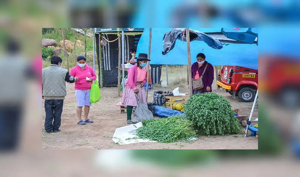 Todos los vendedores atienden a sus clientes respetando la distancias y otras medidas de seguridad. Todos los vendedores atienden a sus clientes respetando la distancias y otras medidas de seguridad.