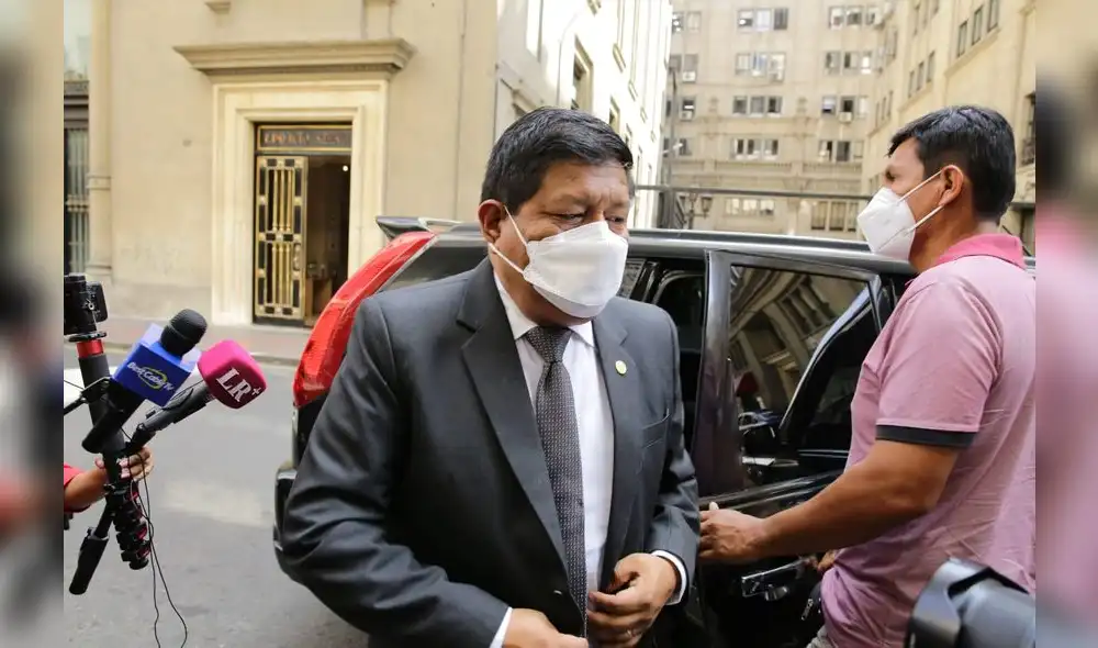 El exministro de defensa Walter Ayala llegó a la fiscalía de lavado de activos. Foto: John Reyes/La República El exministro de defensa Walter Ayala llegó a la fiscalía de lavado de activos. Foto: John Reyes/La República