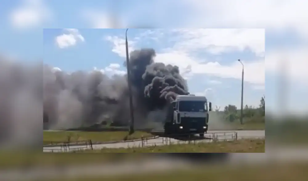 Si el conductor hubiera parado, el fuego podría haberse extendido hasta su cabina, informó el medio local. Foto: captura Si el conductor hubiera parado, el fuego podría haberse extendido hasta su cabina, informó el medio local. Foto: captura
