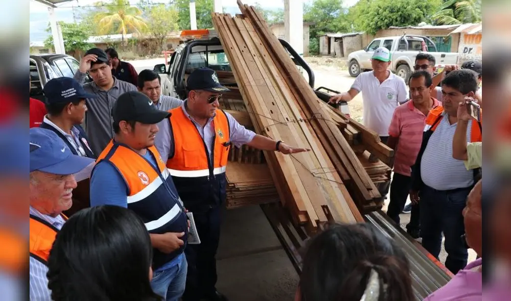Gobernador regional de Amazonas, Oscar Altamirano Quispe, entrega ayuda a damnificados por el colapso de la carretera que une Naranjos Alto con José Olaya, en el distrito Cajaruro, en  Utcubamba.