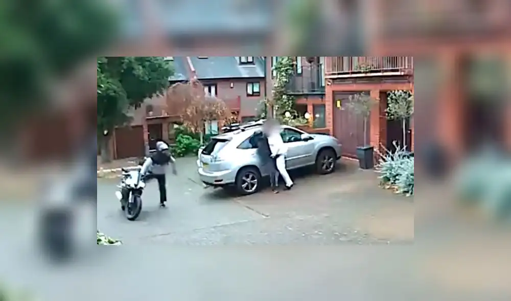 Youtube: Sujeto se armó de valor y terminó 'robándole' el arma a un delincuente