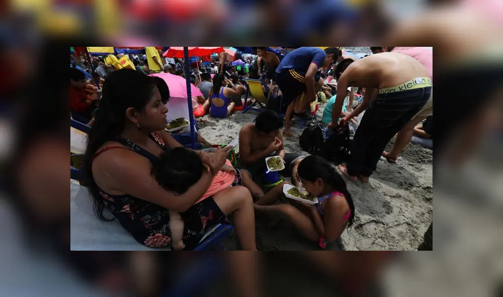 Agua Dulce se vio repleta de personas, quienes llegaron con sombrillas y muchas ganas de pasar el primer día del año. (Foto: Jorge Cerdán / La República)