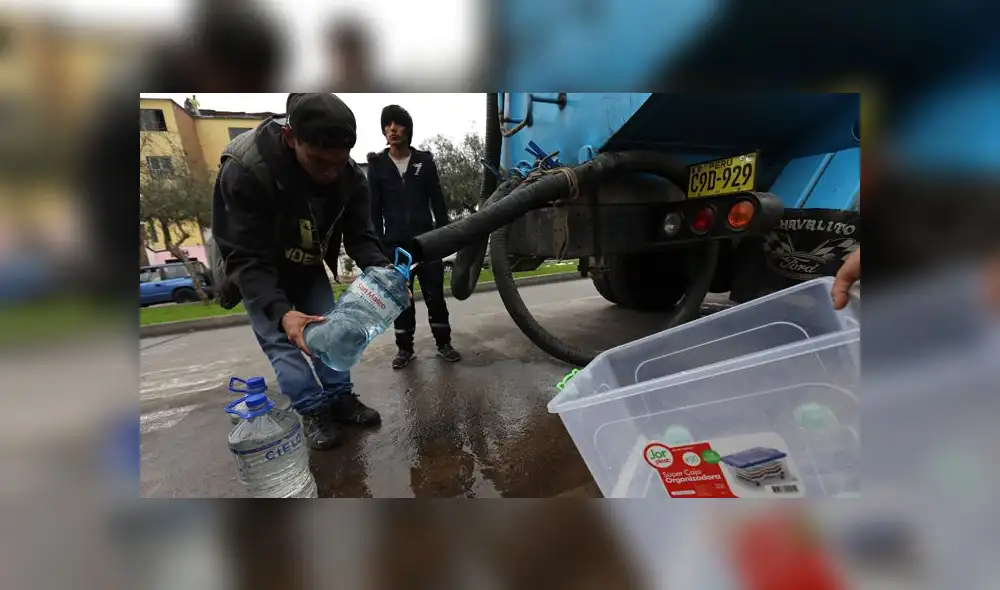 Sedapal instó a la población a tomar sus precauciones así no salgan el domingo, día en el que hay orden de inmovilización. (Foto: Jorge Cerdán / La República) Sedapal instó a la población a tomar sus precauciones así no salgan el domingo, día en el que hay orden de inmovilización. (Foto: Jorge Cerdán / La República)