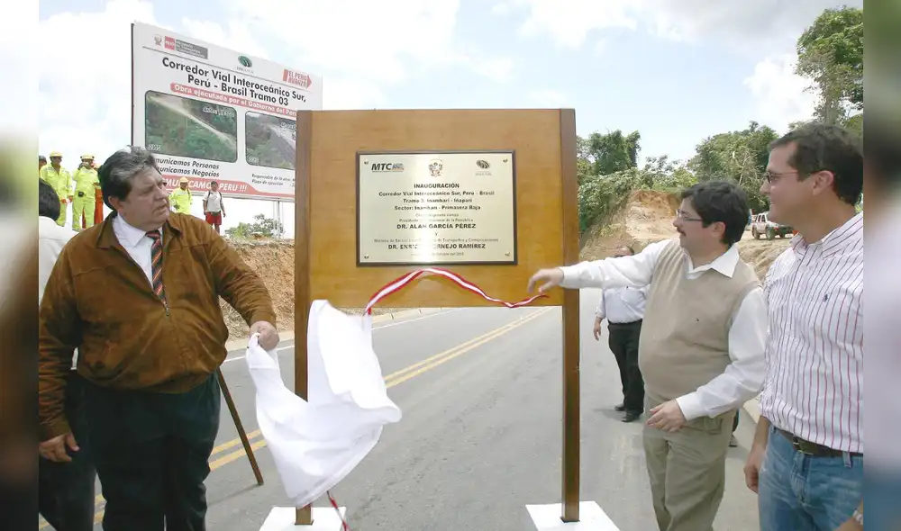 Alan García, Enrique Cornejo, entonces ministro de Transportes, junto a Jorge Barata en la inauguración del tramo 3 de la Interoceánica. Foto: La República.