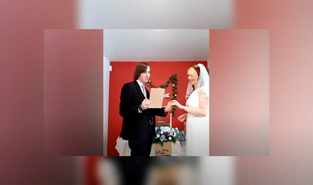 Desliza las imágenes hacia la izquierda para apreciar el momento especial de una pareja al celebrar su boda virtual. Desliza las imágenes hacia la izquierda para apreciar el momento especial de una pareja al celebrar su boda virtual.