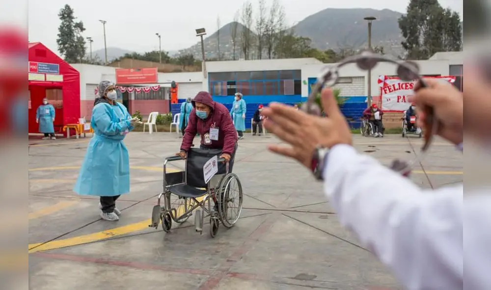 Ciudadano celebrando las Fiestas Patrias desde un hospital. Foto: Presidencia.