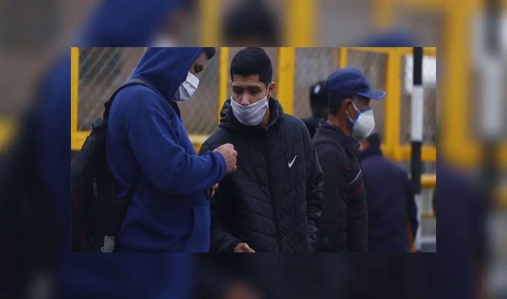 Personas esperando bus en Puente Nuevo. Créditos: Flavio Matos. Personas esperando bus en Puente Nuevo. Créditos: Flavio Matos.