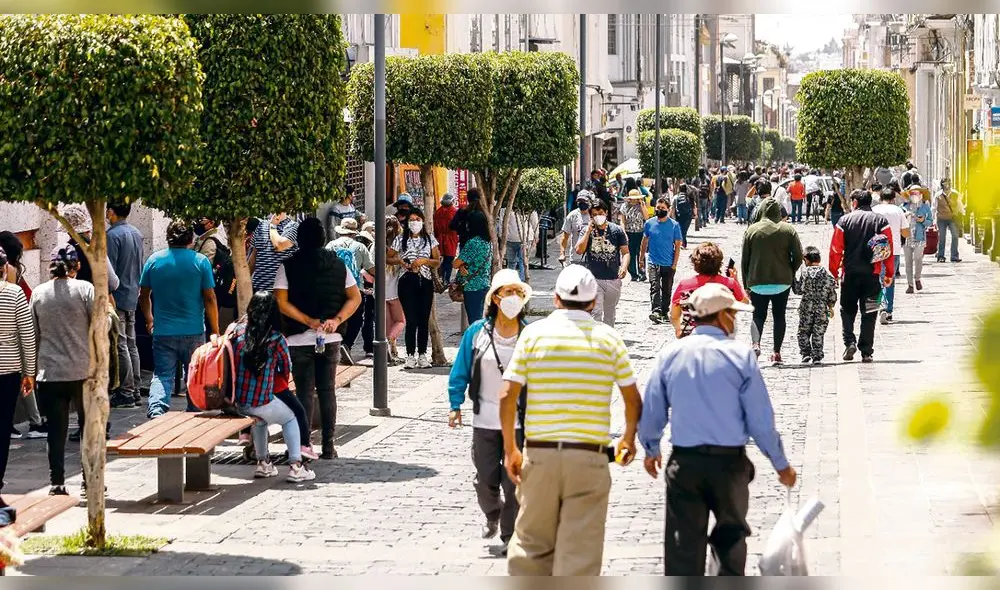 sin control. Población se vuelca a las calles. Muchos dejan de lado las medidas de seguridad como el distanciamiento y uso correcto de mascarilla. sin control. Población se vuelca a las calles. Muchos dejan de lado las medidas de seguridad como el distanciamiento y uso correcto de mascarilla.