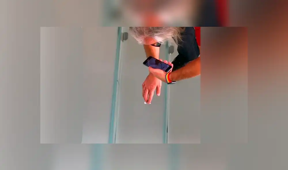 Decenas de transeúntes cayeron en la broma y el video de sus reacciones, compartido en Facebook rápidamente se volvió viral.