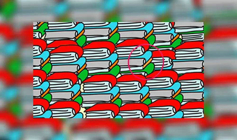 Desliza las imágenes para ver el lugar exacto en el que se encuentra este lápiz oculto entre libros. Facebook.