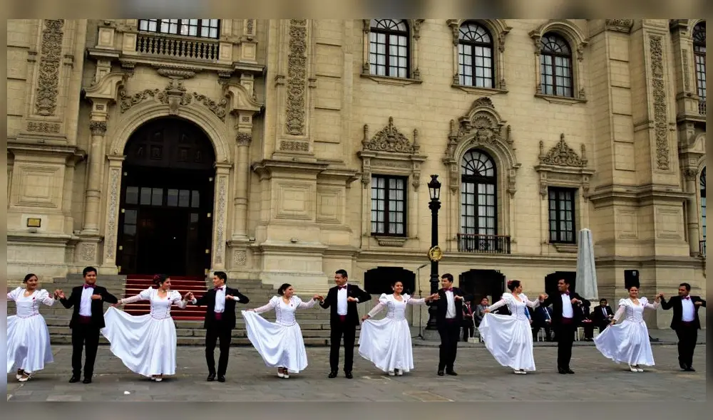 Comitiva de la ciudad de Tacna llegó a Palacio de Gobierno para presentar programa de festejos. Comitiva de la ciudad de Tacna llegó a Palacio de Gobierno para presentar programa de festejos.
