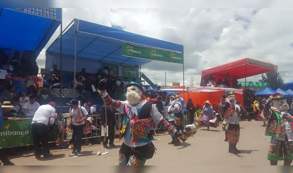 En Juliaca realizan parada folclórica pese a prohibición [FOTOS y VIDEO]