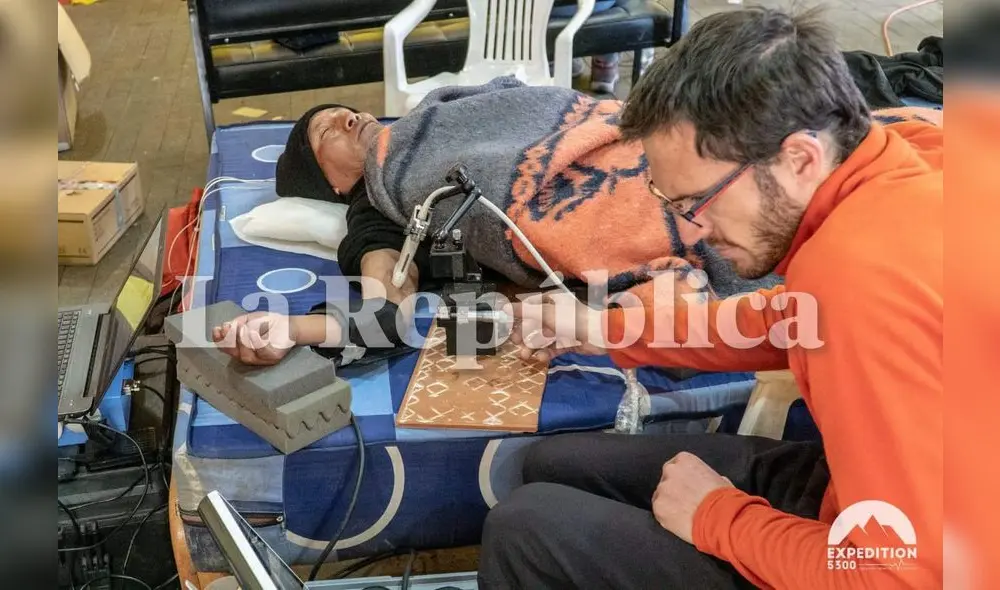 Puno. Médico revisa a poblador de La Rinconada. Foto: Expédition 5300 Puno. Médico revisa a poblador de La Rinconada. Foto: Expédition 5300