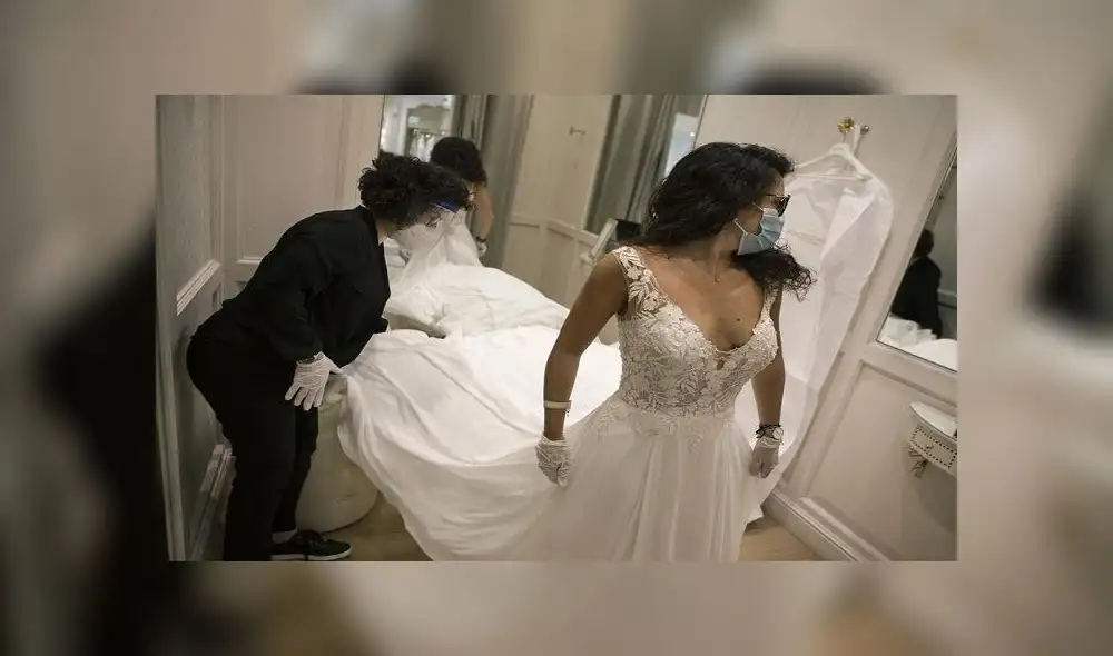 Incluso una tienda de la multinacional española de vestidos de novias abrió este lunes su establecimiento. Foto: EFE Incluso una tienda de la multinacional española de vestidos de novias abrió este lunes su establecimiento. Foto: EFE