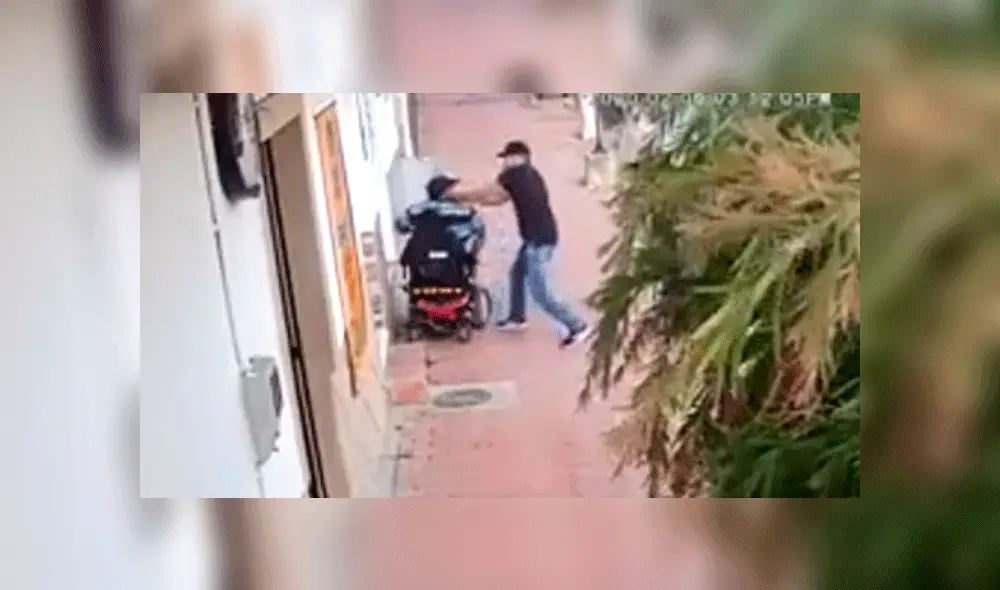 Delincuente asalta a hombre con discapacidad y casi lo arroja de su silla de ruedas [VIDEO]