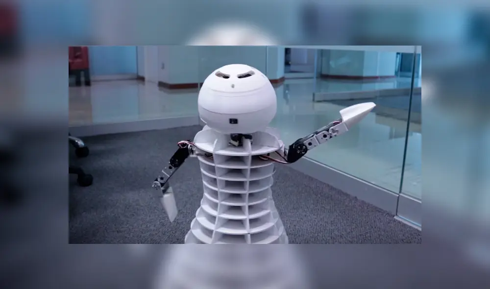 Desliza a la izquierda para conocer al robot ARCA y a dos de sus creadores. Desliza a la izquierda para conocer al robot ARCA y a dos de sus creadores.