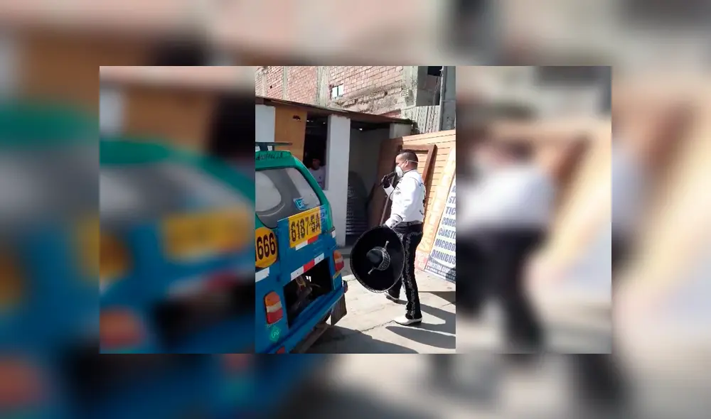 Desliza las imágenes hacia la izquierda para conocer la actuación de un perro al unirse a un grupo de mariachis.