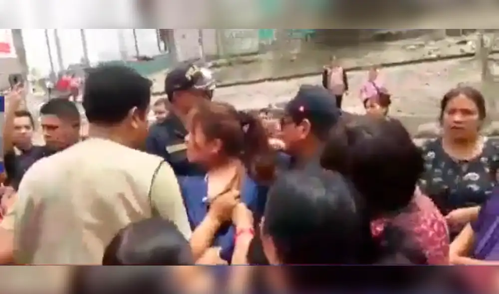 Ate: policías son agredidos por intervenir a mujer equivocada [VIDEO]