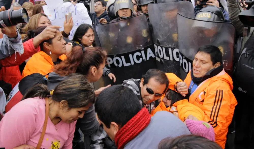 Fujimoristas atacaron a equipo de prensa. Foto: La República Fujimoristas atacaron a equipo de prensa. Foto: La República