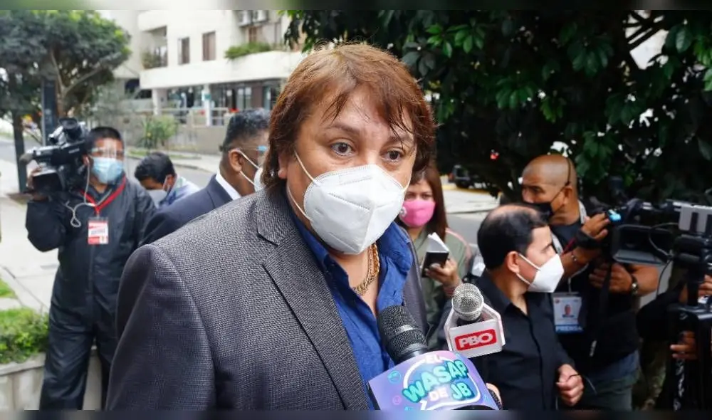 Richard 'Swing' brinda conferencia de prensa y aparece micrófono de El wasap de JB. | FOTO: Félix Contreras (La República).