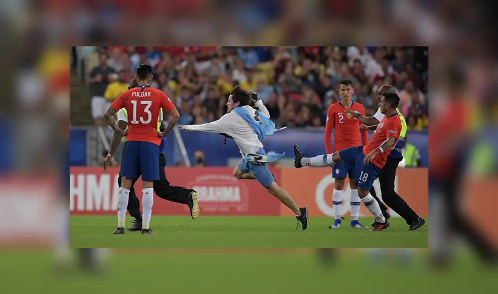 El "hombre pollo" lanzó fuertes calificativos contra los chilenos tras ser pateado por Gonzalo Jara. El "hombre pollo" lanzó fuertes calificativos contra los chilenos tras ser pateado por Gonzalo Jara.