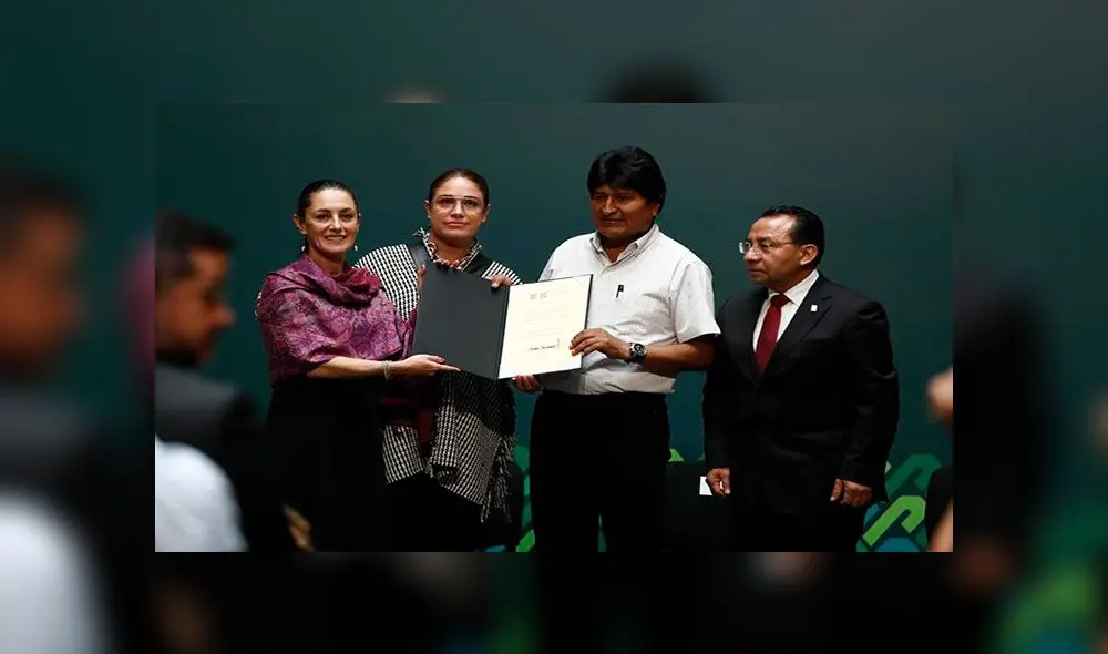 Evo Morales (2d) recibió el título de huésped distinguido de manos de la jefa de Gobierno de la Ciudad de México, Claudia Sheinbaum (i). Foto: EFE