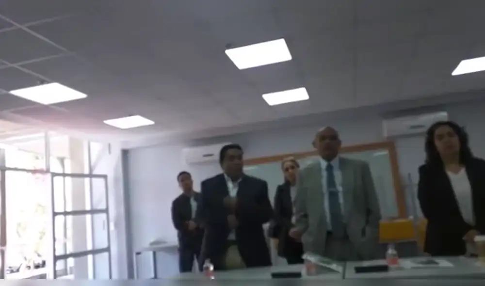 Facebook: Acude a sustentar vestido inapropiadamente y le dieron épica respuesta [VIDEO]